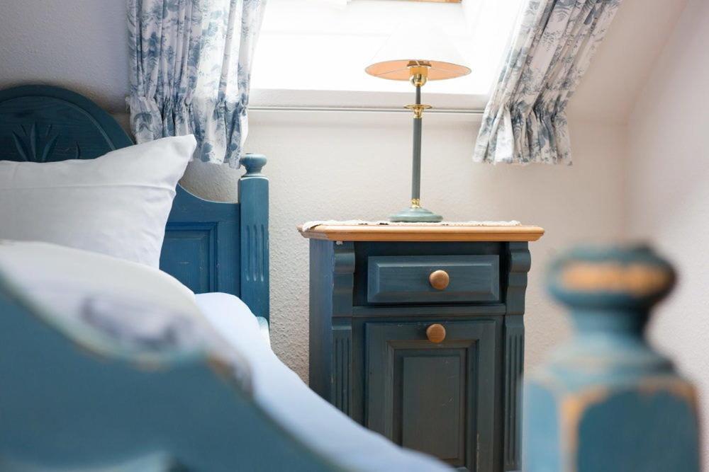 Einzelzimmer: Einzelbett mit Nachttisch