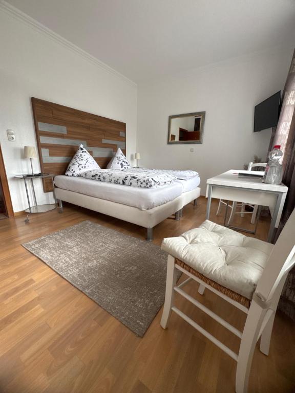 Doppelzimmer: Helles Doppelzimmer mit Sitzbereich