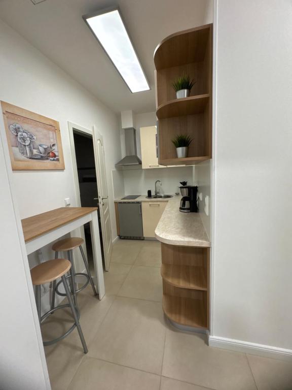 Deluxe Apartment: Küchenzeile mit Sitzplatz